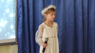 dziewczynka stoi z mikrofonem