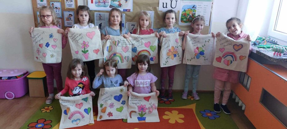 dzieci trzymają przed sobą pokolorowane torby