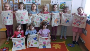 dzieci trzymają przed sobą pokolorowane torby