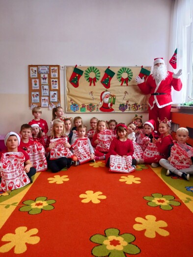 pamiątkowe zdjęcie dzieci z grupy 6 z Mikołajem