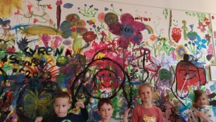 Radosne dzieci na tle pomalowanej ściany