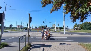 dzieci w oddali idą przez ulicę