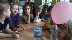 Dzieci patrzą na eksperyment lawy- lampy