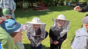 Dzieci w ubraniu pszczelarza